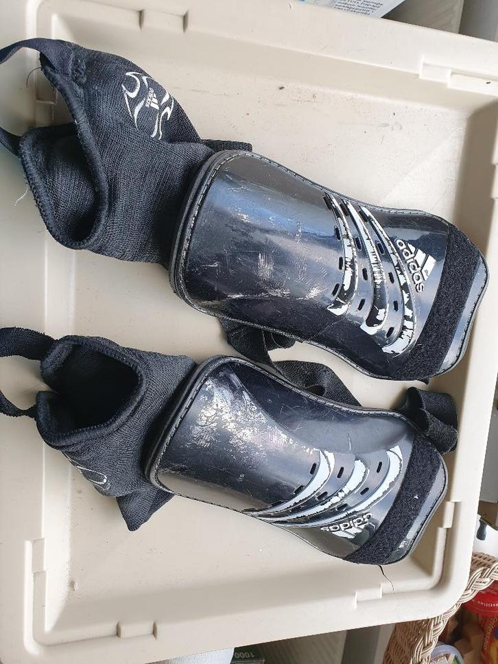 Adidas scheenbeschermers, Sport en Fitness, Voetbal, Gebruikt, Overige typen, Maat XS of kleiner, Ophalen of Verzenden