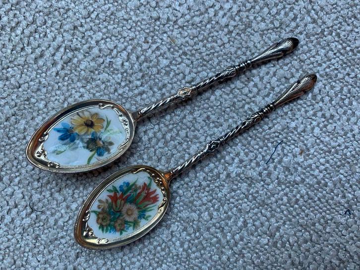 2 Geëmailleerde Lepeltjes met Bloemen, Antiek en Kunst, Antiek | Bestek, Ophalen of Verzenden