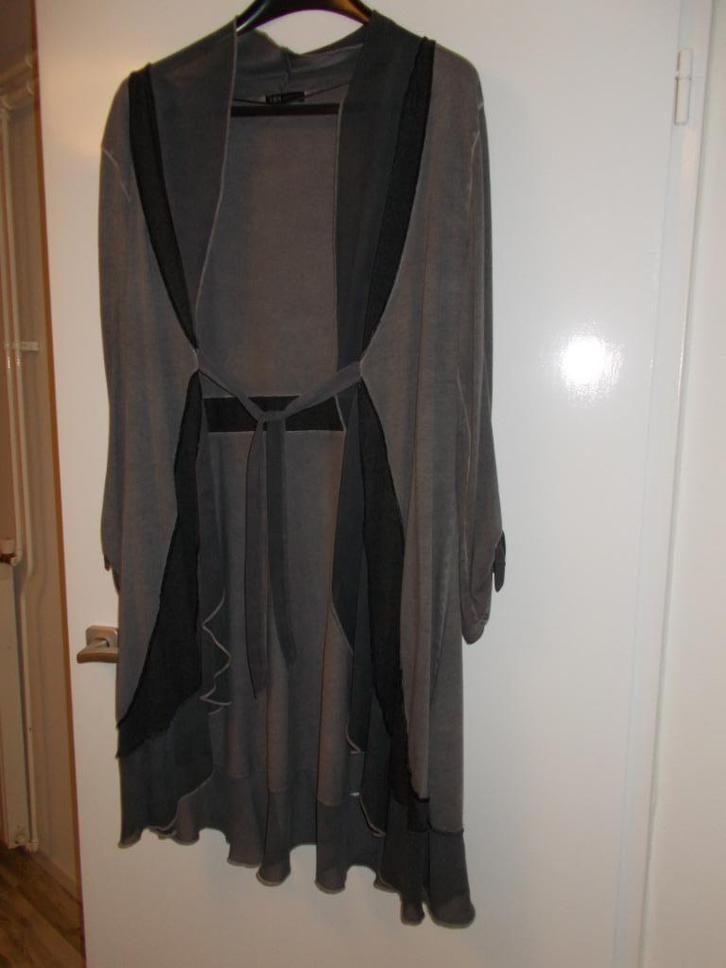 Lekker luchtig lange grijze Damesvest ( ochtendjas ), Kleding | Dames, Truien en Vesten, Zo goed als nieuw, Maat 42/44 (L), Grijs