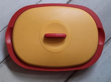 Mooie Tupperware vershoud schaal beschikbaar voor biedingen
