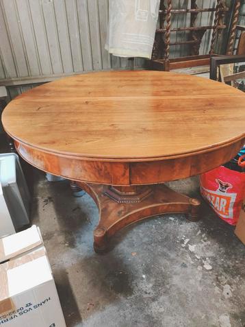 " Oude antieke tafel " beschikbaar voor biedingen