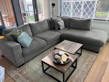 Grijze hoekbank beschikbaar voor biedingen