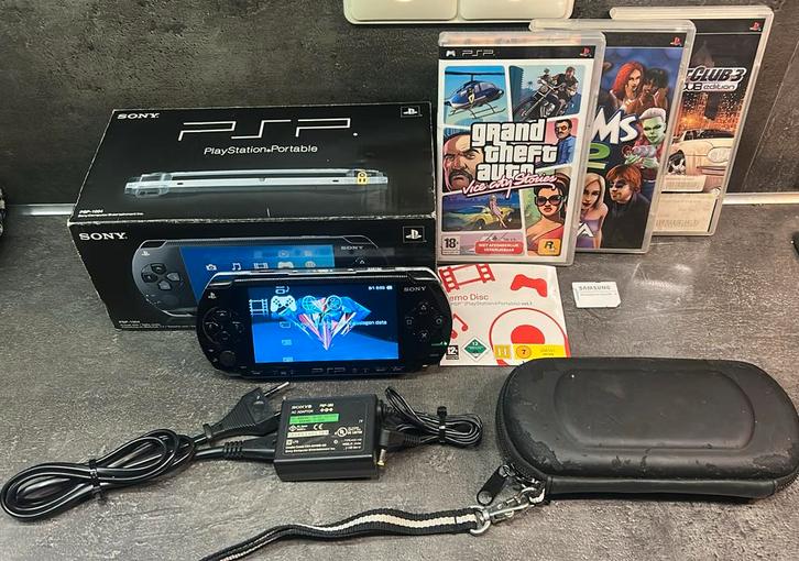 Sony PSP 1004 + Doos en Games, Spelcomputers en Games, Spelcomputers | Sony PSP, Gebruikt, PSP, Zwart, Met games, Ophalen of Verzenden