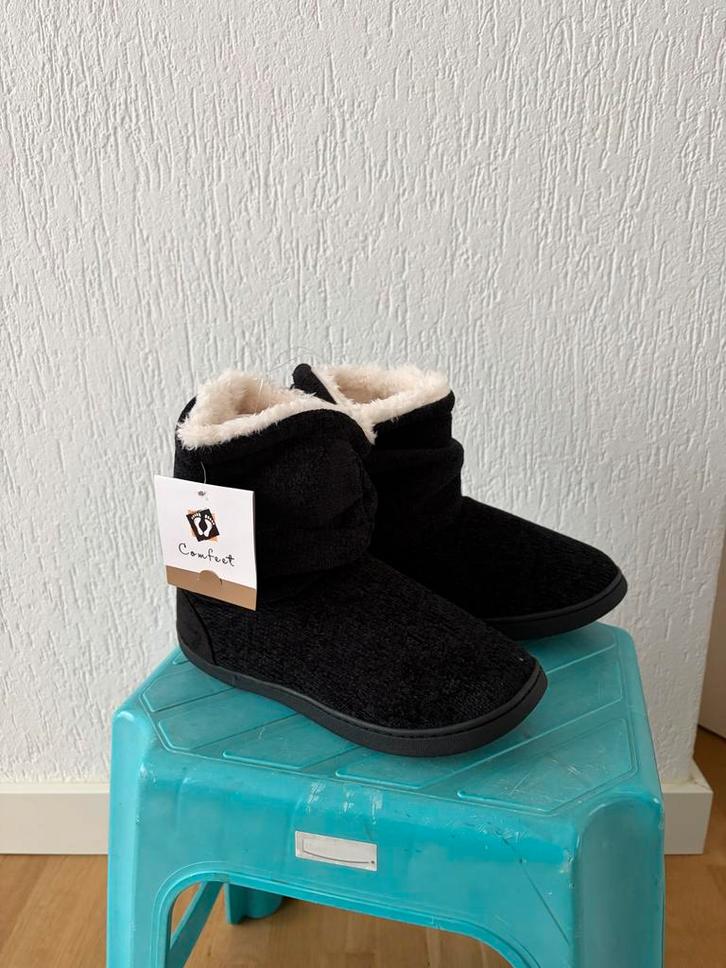 Zwarte, warme sloffen - maat 36/37 - Nieuw!, Kleding | Dames, Schoenen, Nieuw, Pantoffels of Sloffen, Zwart, Ophalen of Verzenden