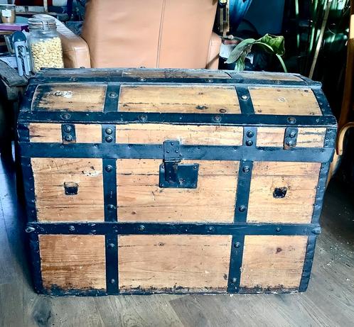 Antieke Kist / hutkoffer met Metalen Beslag, Antiek en Kunst, Antiek | Woonaccessoires, Ophalen