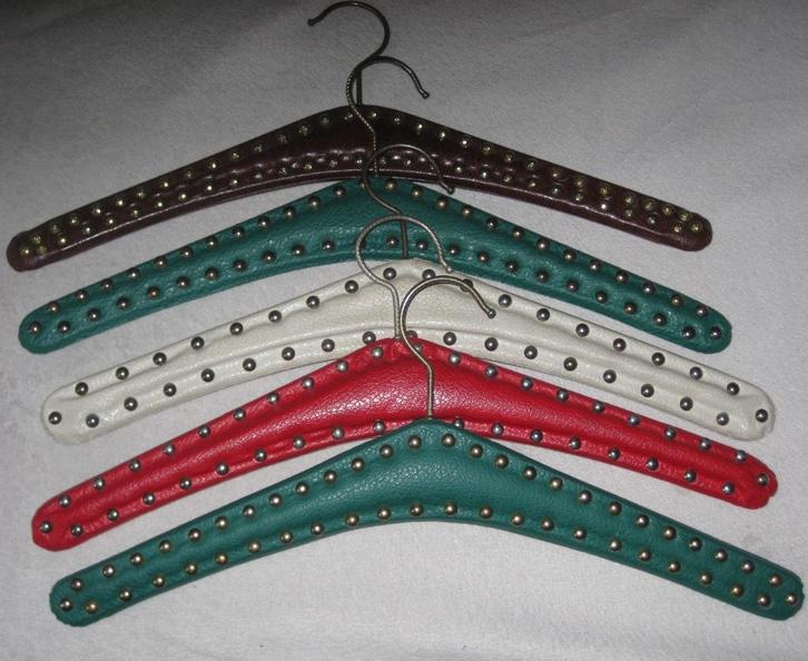 Kleerhangers Skai Met Studs 5 Stuks Vintage 1950-1970, Verzamelen, Retro, Huis en Inrichting, Ophalen