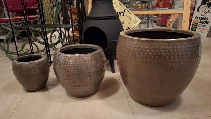 Metalen binnen potten palamos gemoffeld 4 kleuren 3 maten., Huis en Inrichting, Woonaccessoires | Vazen, Nieuw, Overige kleuren