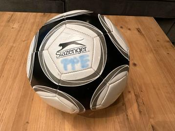 Slazenger voetbal, 22 cm breed beschikbaar voor biedingen