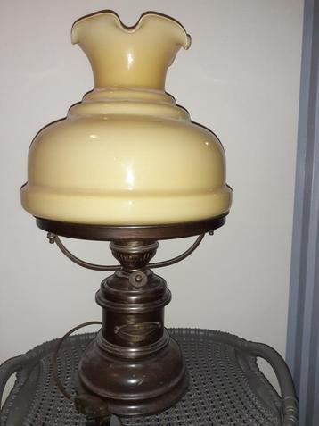 Lamp electrisch, petroleumlamp model beschikbaar voor biedingen
