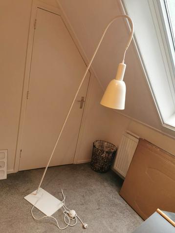 Staande witte vtwonen lamp beschikbaar voor biedingen