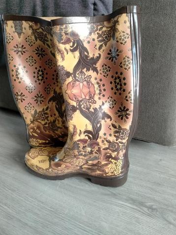 Bruine regenlaarzen met mooie bloemen motiefjes beschikbaar voor biedingen