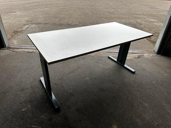 Verstelbaar bureau 160x80 - Goede kwaliteit!, Huis en Inrichting, Tafelonderdelen, Gebruikt, Tafelblad, 150 tot 200 cm, 50 tot 100 cm