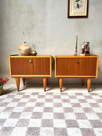 Vintage set nachtkastjes beschikbaar voor biedingen