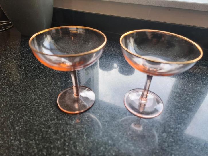 Twee Roze Champagnecoupes met Gouden Rand, Huis en Inrichting, Keuken | Servies, Zo goed als nieuw, Glas of Glazen, Overige stijlen