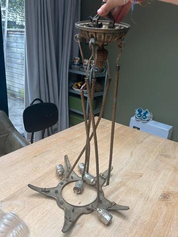 Vintage messing lamp met glazen schelpen beschikbaar voor biedingen