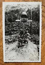 Foto Veldgraf met stahlhelm gesneuvelde duitse soldaat, Verzamelen, Ophalen of Verzenden, Duitsland, Foto of Poster