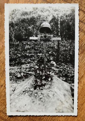 Foto Veldgraf met stahlhelm gesneuvelde duitse soldaat beschikbaar voor biedingen