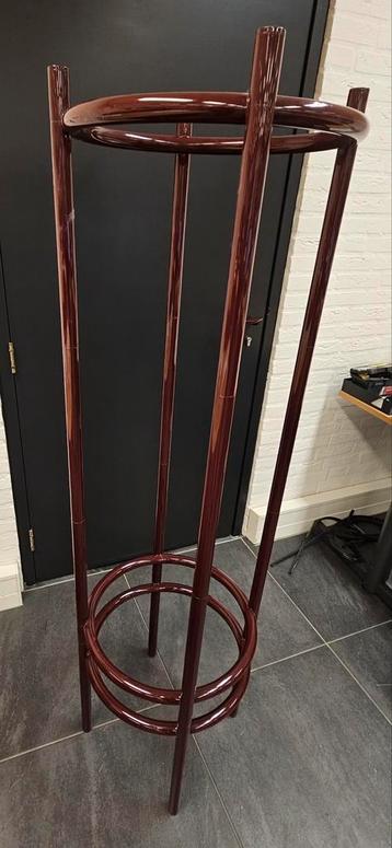 Vintage bordeaux rode kapstok.  beschikbaar voor biedingen