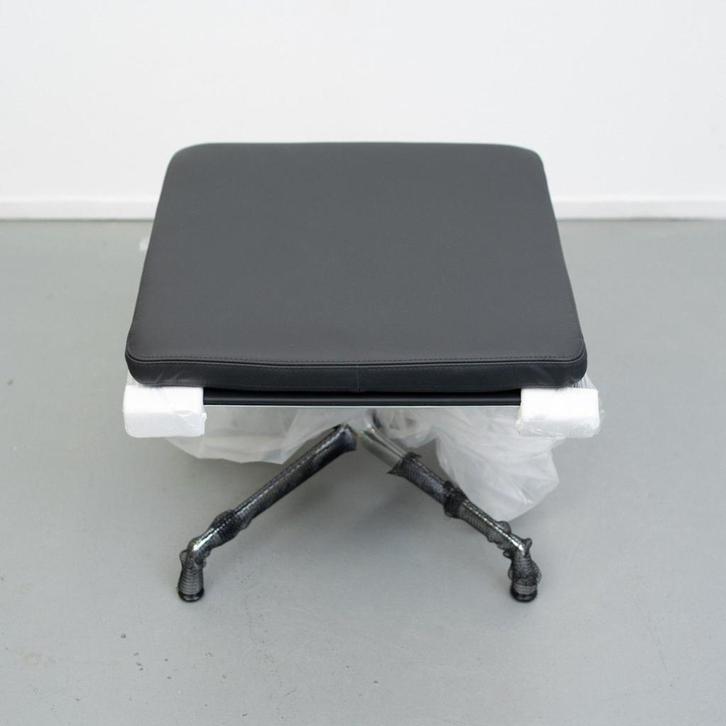 1x Vitra Eames EA 223 Hocker Soft Pad Zwart - Chroom, Huis en Inrichting, Fauteuils, Nieuw, Leer, Metaal, 50 tot 75 cm, Minder dan 75 cm