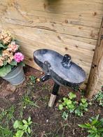 Ouderwetse antieke drinkbak voor paarden, Ophalen