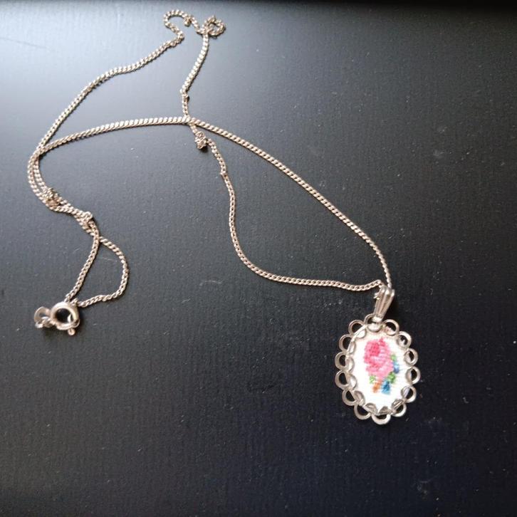 Ketting met geborduurde roos, Sieraden, Tassen en Uiterlijk, Kettingen, Gebruikt, Overige materialen, Overige kleuren, Met hanger