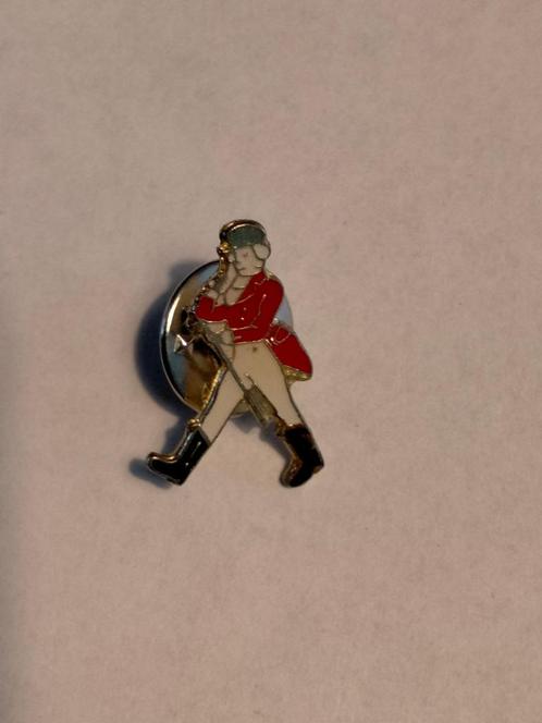 Johnnie Walker Whisky KLEIN vintage logo reclame pin man, Verzamelen, Speldjes, Pins en Buttons, Gebruikt, Verzenden