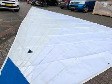 Rolgrootzeil, ca 34 m2, zeer netjes, laminaat. beschikbaar voor biedingen