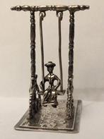 Zilveren miniatuur vrouw op schommel, zilversmid Niekerk, Verzenden, Zilver