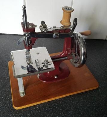 Kinder naaimachine handnaaimachine Engeland Essex 1950  
