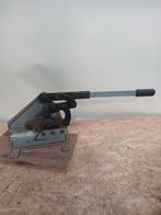 Handbediende metaalschaar plaatschaar, Ophalen