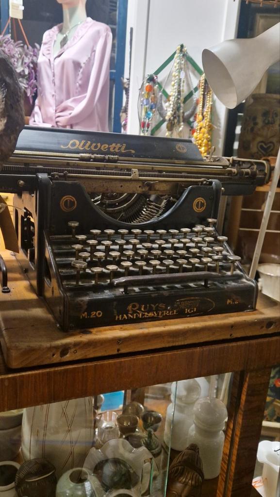 Oude Olivetti typemachine, Antiek en Kunst, Antiek | Kantoor en Zakelijk, Ophalen of Verzenden