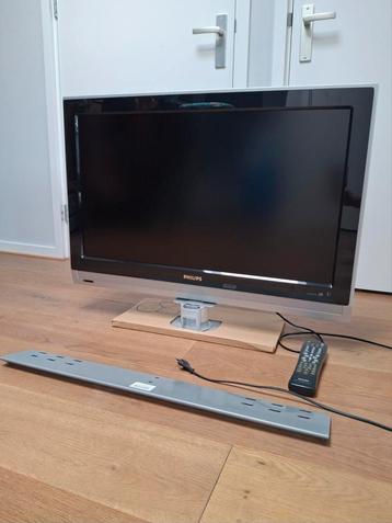 Philips LCD TV 32 inch met standaard en muurbevestiging  beschikbaar voor biedingen