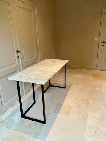 Sidetable/ bureau met marmer blad en stalen onderstel beschikbaar voor biedingen