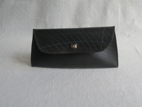 Zwart Tas / clutch van gerecycled rubber, Sieraden, Tassen en Uiterlijk, Tassen | Damestassen, Zo goed als nieuw, Handtas, Zwart