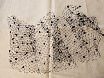 Oude Franse zwarte VOILE met nopjes voor hoeden / mesh tule beschikbaar voor biedingen