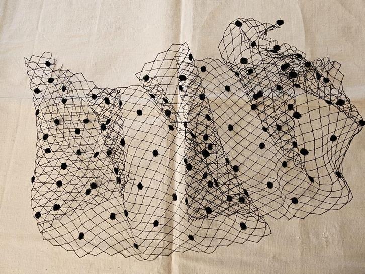 Oude Franse zwarte VOILE met nopjes voor hoeden / mesh tule, Antiek en Kunst, Curiosa en Brocante, Ophalen of Verzenden