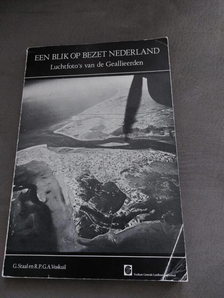 Een blik op bezet Nederland - Luchtfoto's van Geallieerden, Boeken, Oorlog en Militair, Gelezen, Tweede Wereldoorlog, Ophalen of Verzenden