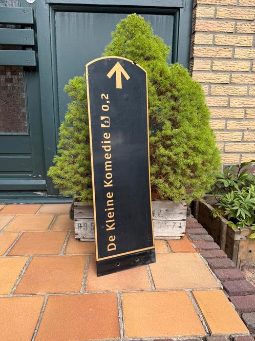 Retro vintage wegwijzer bord Amsterdam de kleine komedie, Antiek en Kunst, Antiek | Overige Antiek, Ophalen of Verzenden