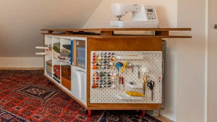 Verrijdbare hobbytafel / Werktafel - met pegboard. Naaitafel, Doe-het-zelf en Verbouw, Werkbanken, Zo goed als nieuw, 70 tot 120 cm
