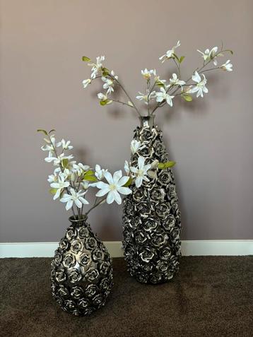 2 zware zilveren vazen met rozen PTMD. beschikbaar voor biedingen