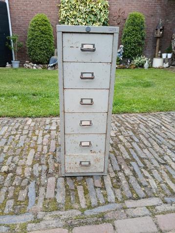 Vintage laden kastje. 85x42x29 cm breed beschikbaar voor biedingen