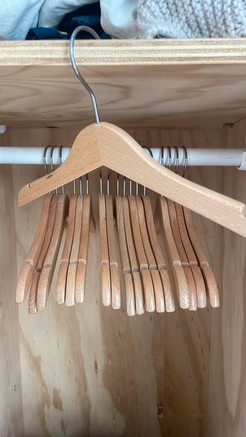 Houten kinder kledinghangers - ong 40 stuks beschikbaar voor biedingen