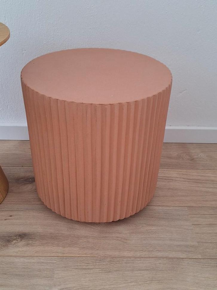 Zalmroze bijzettafel Kwantum rond zwaar, Huis en Inrichting, Tafels | Bijzettafels, Rond, 45 tot 60 cm, Minder dan 55 cm, Ophalen