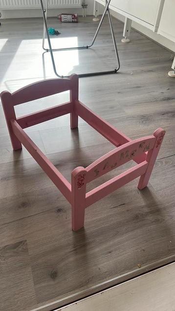 Gratis houten poppenbed met matras beschikbaar voor biedingen