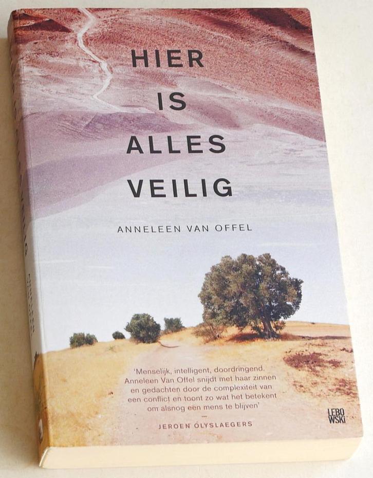 Anneleen van Offel:  Hier is alles veilig, Boeken, Romans, Zo goed als nieuw, Nederland, Ophalen of Verzenden