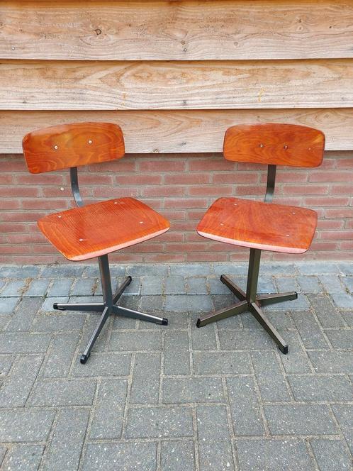 2 x vintage schoolstoelen design stoel, Kinderen en Baby's, Kinderkamer | Tafels en Stoelen, Gebruikt, Stoel(en), Ophalen