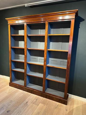 Antieke open boekenkast beschikbaar voor biedingen
