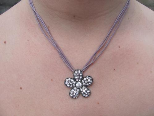 Ketting Met Zilver Kleurige Bloem / Accessoire ~ Sieraad, Sieraden, Tassen en Uiterlijk, Kettingen, Zo goed als nieuw, Overige materialen