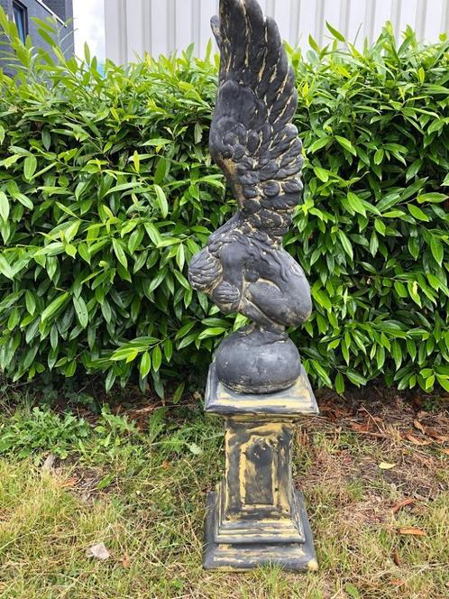 Knielende Engel met vleugels omhoog op sokkel, mooi zandsten, Tuin en Terras, Tuinbeelden, Engelenbeeld, Steen, Ophalen of Verzenden