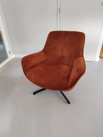 Mooie rood-bruine fauteuil / draaistoel beschikbaar voor biedingen